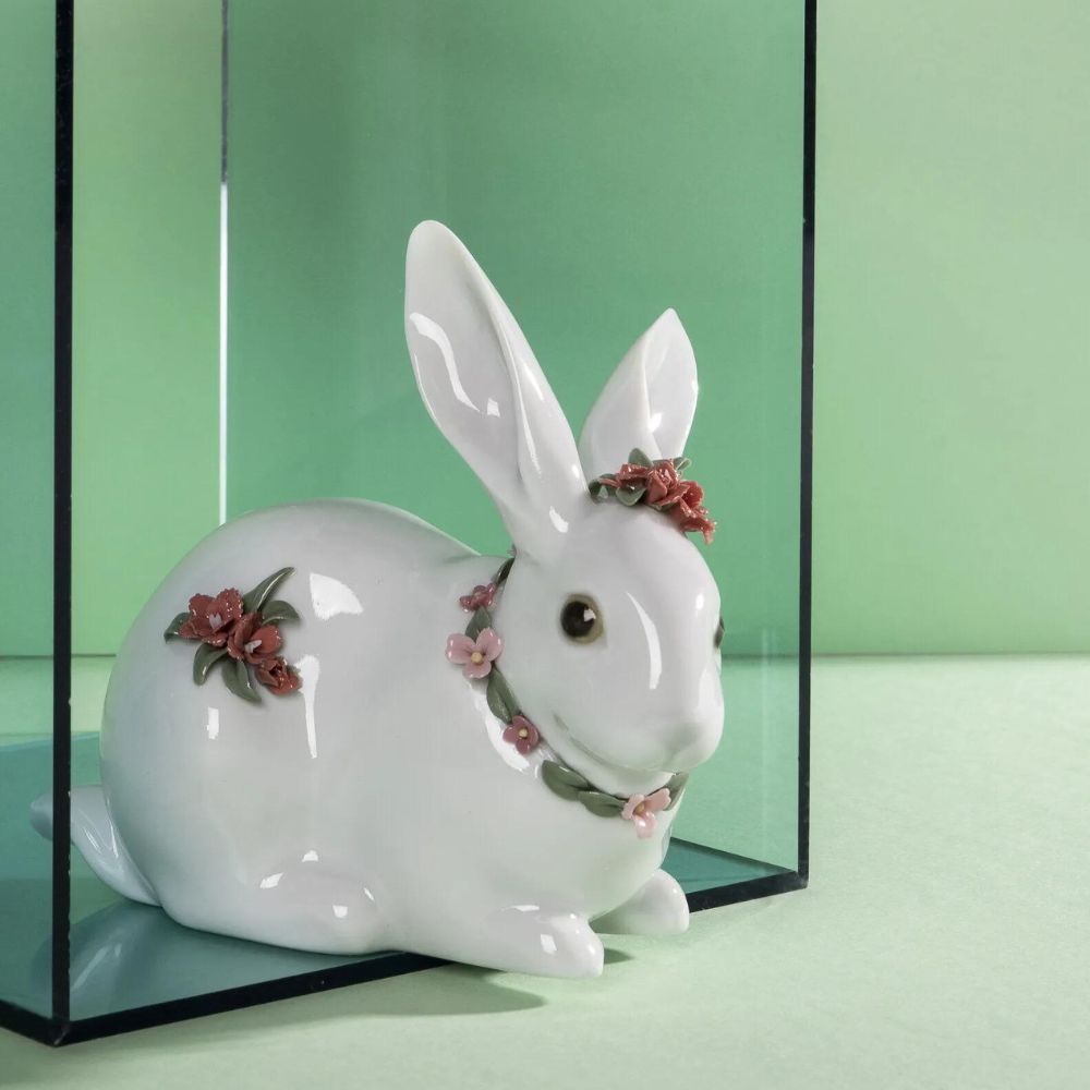 Sculptura din portelan, Attentive Bunny by Fulgencio Garcia - LLADRO Sculptura din portelan, Attentive Bunny by Fulgencio Garcia - LLADRO