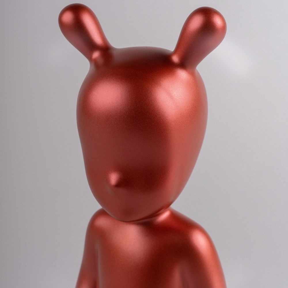 Sculptura din portelan, 30 cm, The Metallic Red Guest by Jaime Hayon - LLADRO Sculptura din portelan, 30 cm, The Metallic Red Guest by Jaime Hayon - LLADRO