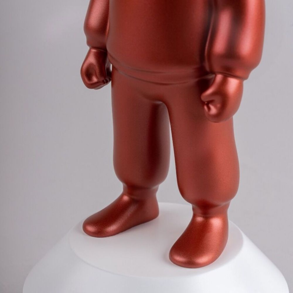 Sculptura din portelan, 30 cm, The Metallic Red Guest by Jaime Hayon - LLADRO Sculptura din portelan, 30 cm, The Metallic Red Guest by Jaime Hayon - LLADRO