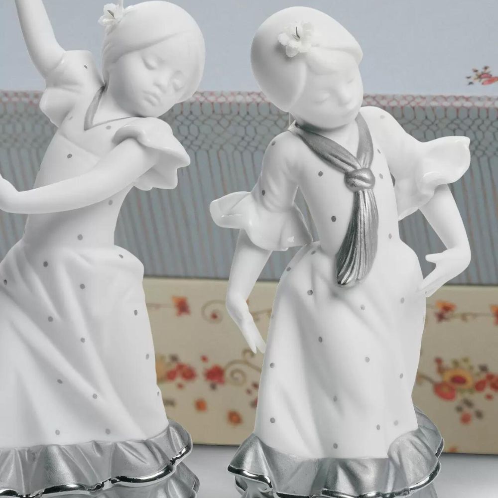 Set 2 figurine din portelan, Spring Fair in Sevilla Platinum - LLADRO Set 2 figurine din portelan, Spring Fair in Sevilla Platinum - LLADRO