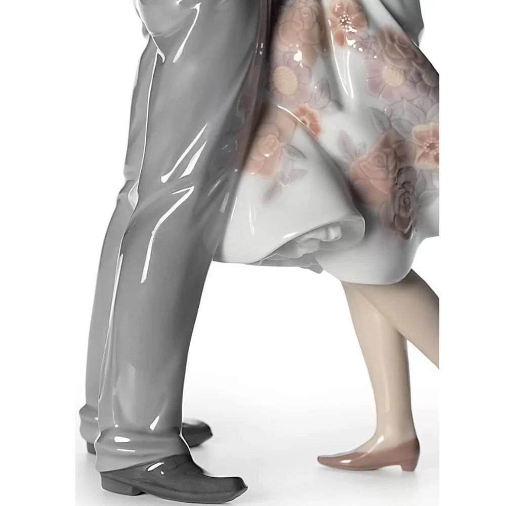 Statueta cuplu Happy Encounter by Virginia Gonzalez - LLADRO Statueta cuplu Happy Encounter by Virginia Gonzalez - LLADRO