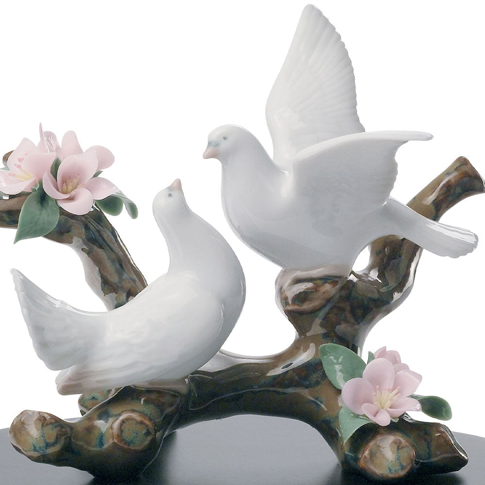 Sculptura din portelan, Doves on a cherry tree by Francisco Cuesta - LLADRO Sculptura din portelan, Doves on a cherry tree by Francisco Cuesta - LLADRO
