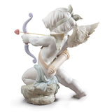 Sculptura din portelan, Straight to the Heart by Jose Luis Santes - LLADRO Sculptura din portelan, Straight to the Heart by Jose Luis Santes - LLADRO