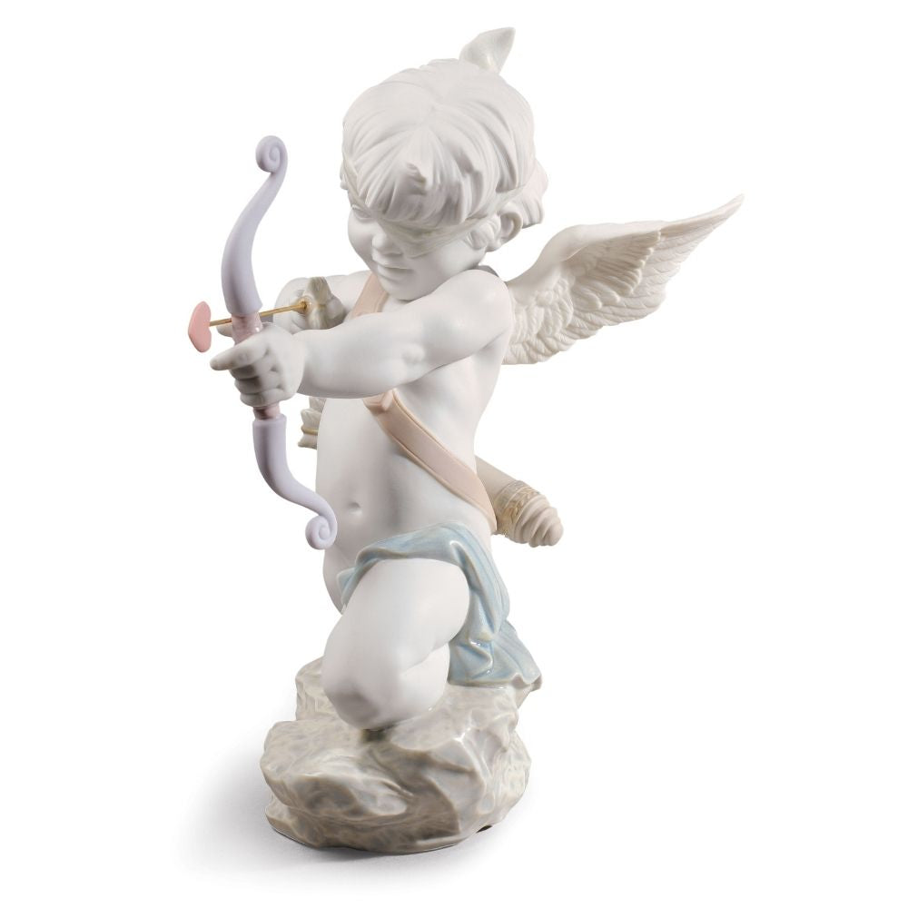 Sculptura din portelan, Straight to the Heart by Jose Luis Santes - LLADRO Sculptura din portelan, Straight to the Heart by Jose Luis Santes - LLADRO