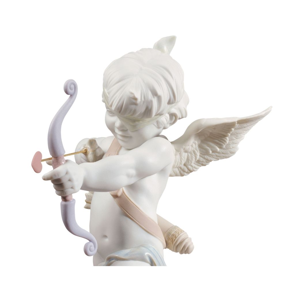 Sculptura din portelan, Straight to the Heart by Jose Luis Santes - LLADRO Sculptura din portelan, Straight to the Heart by Jose Luis Santes - LLADRO