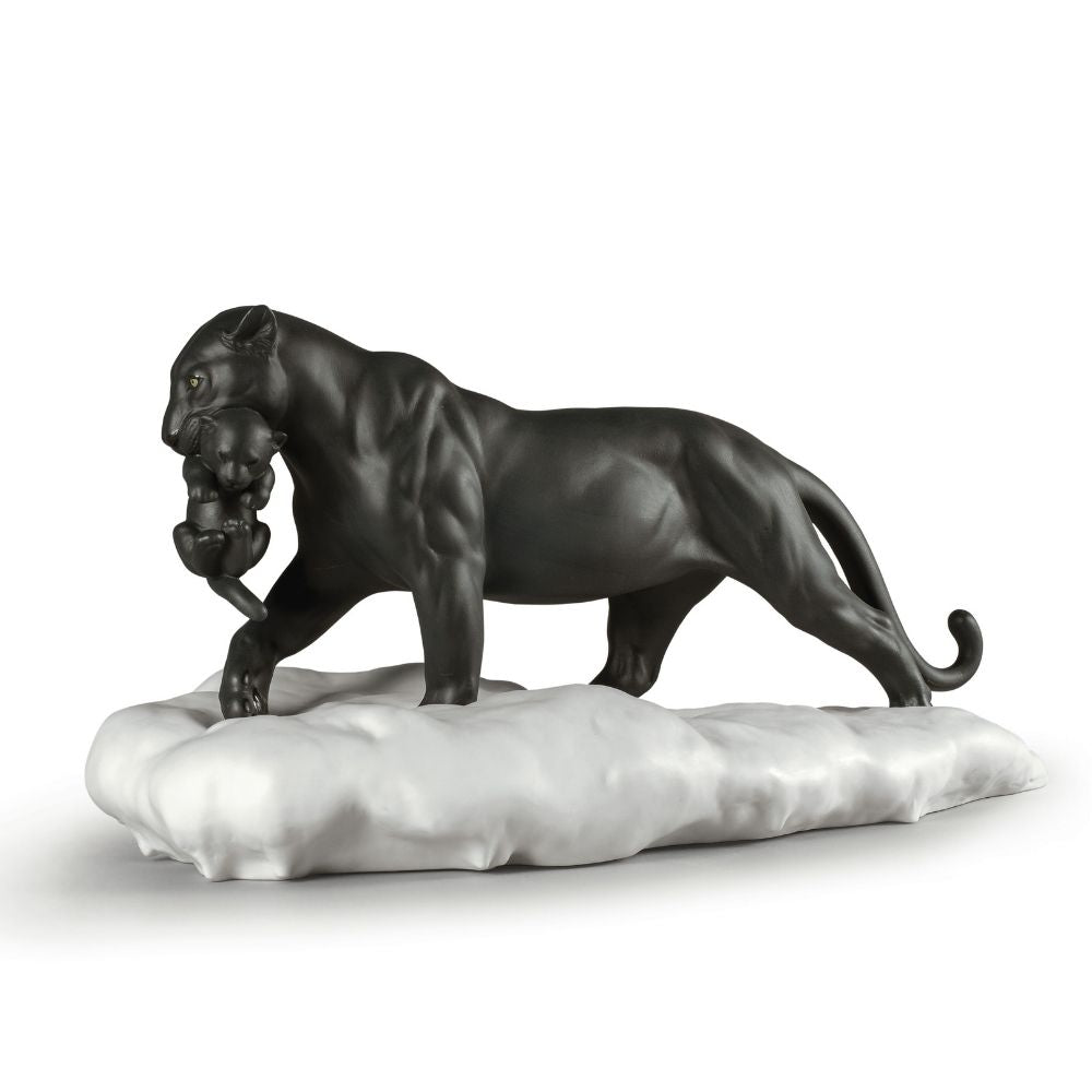 Sculptura din portelan, Pantera neagra cu pui by Ernest Massuet - LLADRO Sculptura din portelan, Pantera neagra cu pui by Ernest Massuet - LLADRO