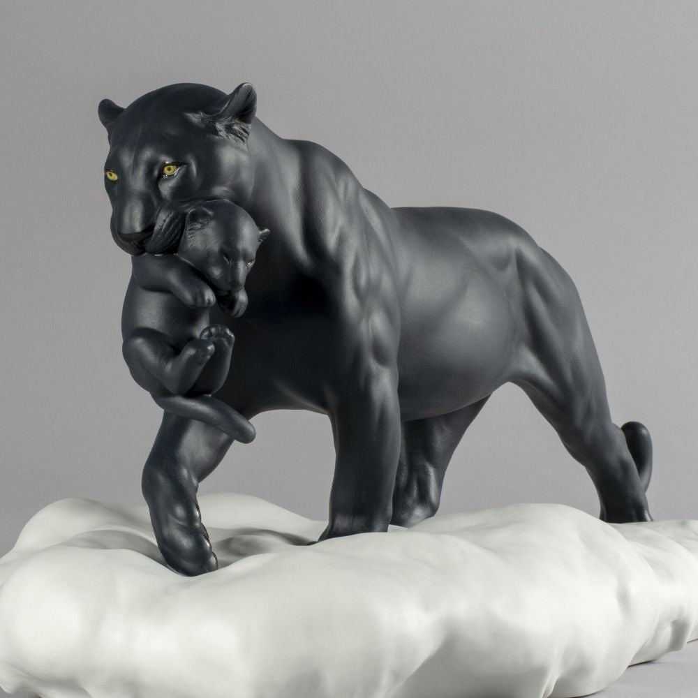Sculptura din portelan, Pantera neagra cu pui by Ernest Massuet - LLADRO Sculptura din portelan, Pantera neagra cu pui by Ernest Massuet - LLADRO