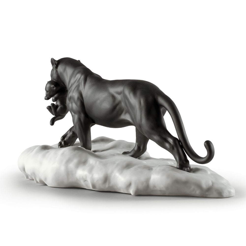 Sculptura din portelan, Pantera neagra cu pui by Ernest Massuet - LLADRO Sculptura din portelan, Pantera neagra cu pui by Ernest Massuet - LLADRO