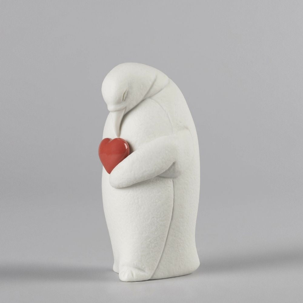 Figurina din portelan, Colby - Protective Penguin by Virginia Gonzalez - LLADRO Figurina din portelan, Colby - Protective Penguin by Virginia Gonzalez - LLADRO