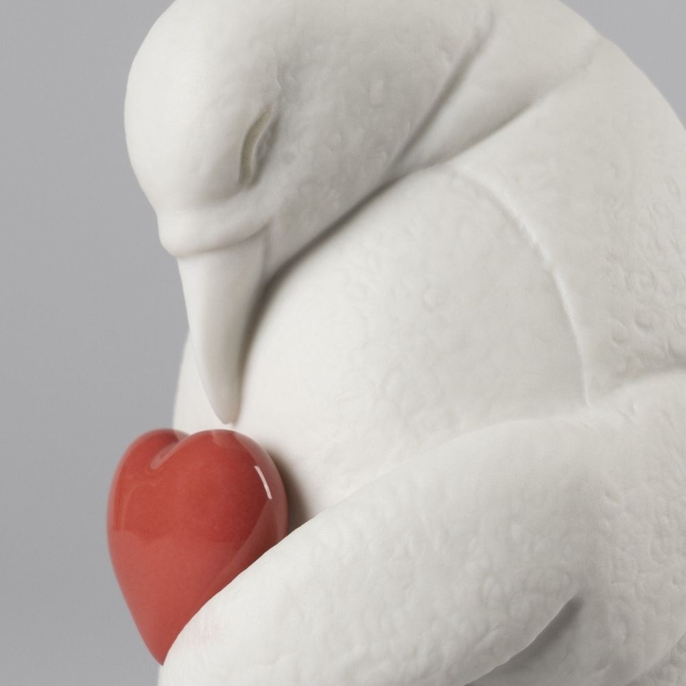 Figurina din portelan, Colby - Protective Penguin by Virginia Gonzalez - LLADRO Figurina din portelan, Colby - Protective Penguin by Virginia Gonzalez - LLADRO