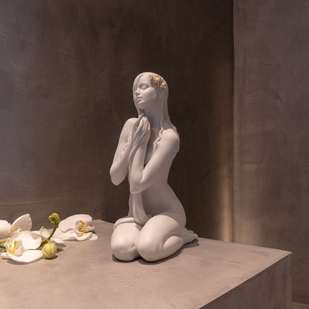 Sculptura din portelan Inner Peace Woman by Ernest Massuet - LLADRO Sculptura din portelan Inner Peace Woman by Ernest Massuet - LLADRO