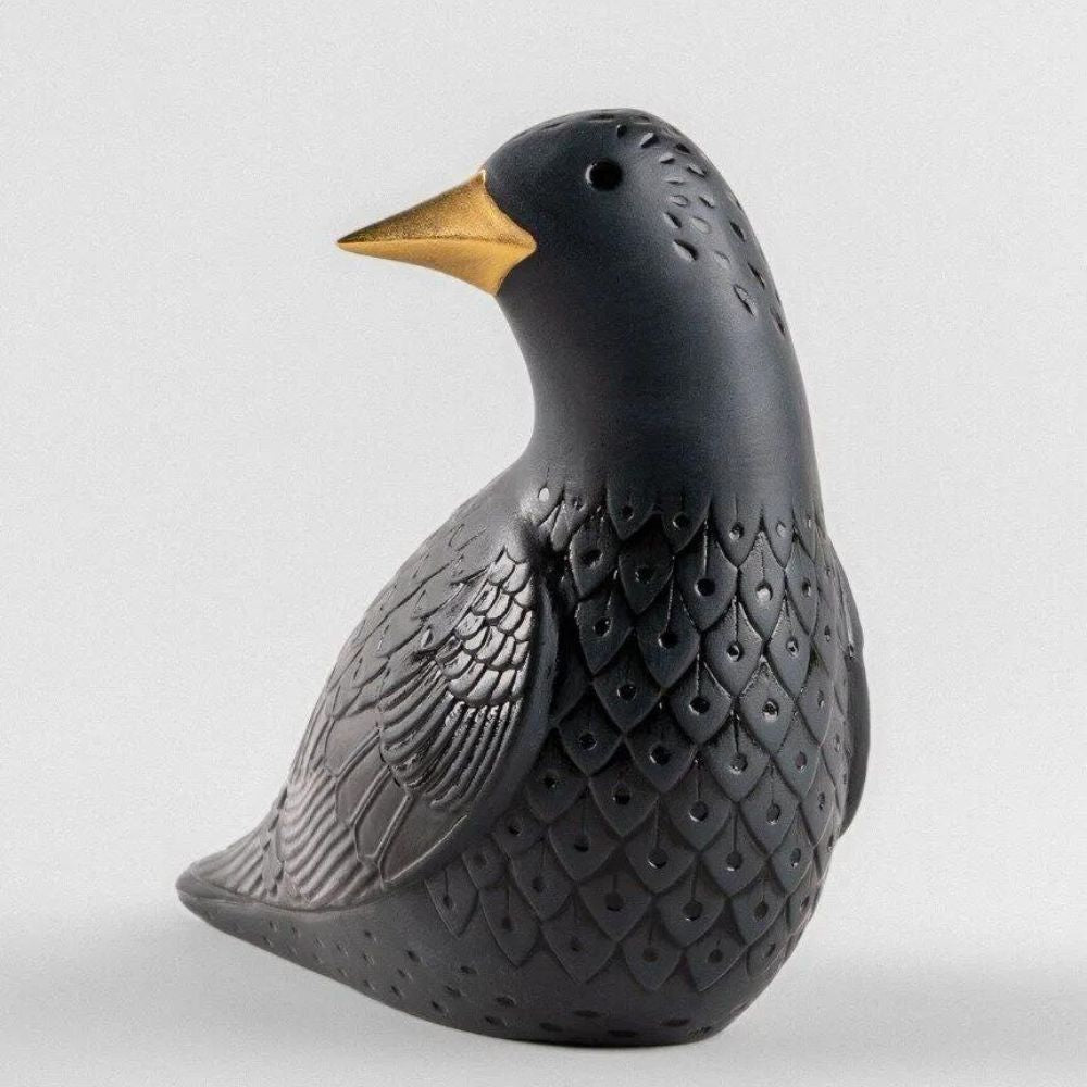 Sculptura din portelan, Black Starling II by Dept. Diseno y Decoracion - LLADRO Sculptura din portelan, Black Starling II by Dept. Diseno y Decoracion - LLADRO