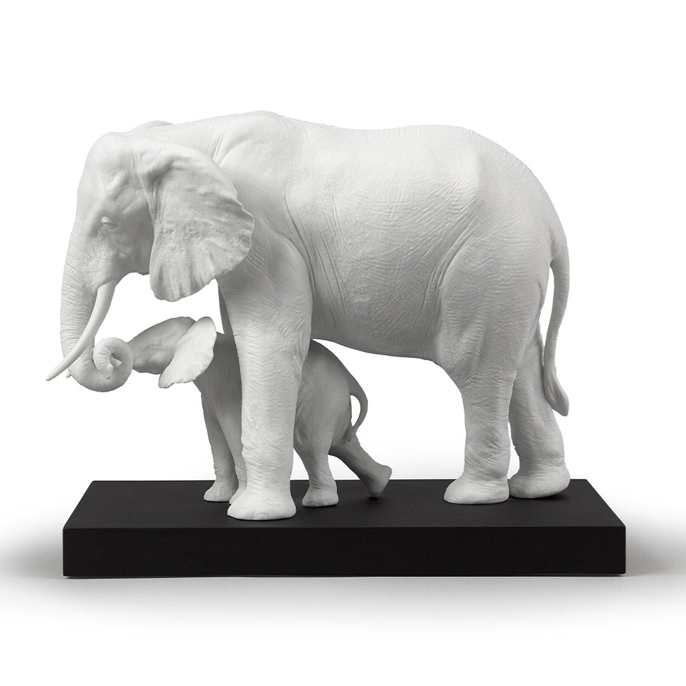 Sculptura alba din portelan, Leading the way by Ernest Massuet - LLADRO Sculptura alba din portelan, Leading the way by Ernest Massuet - LLADRO