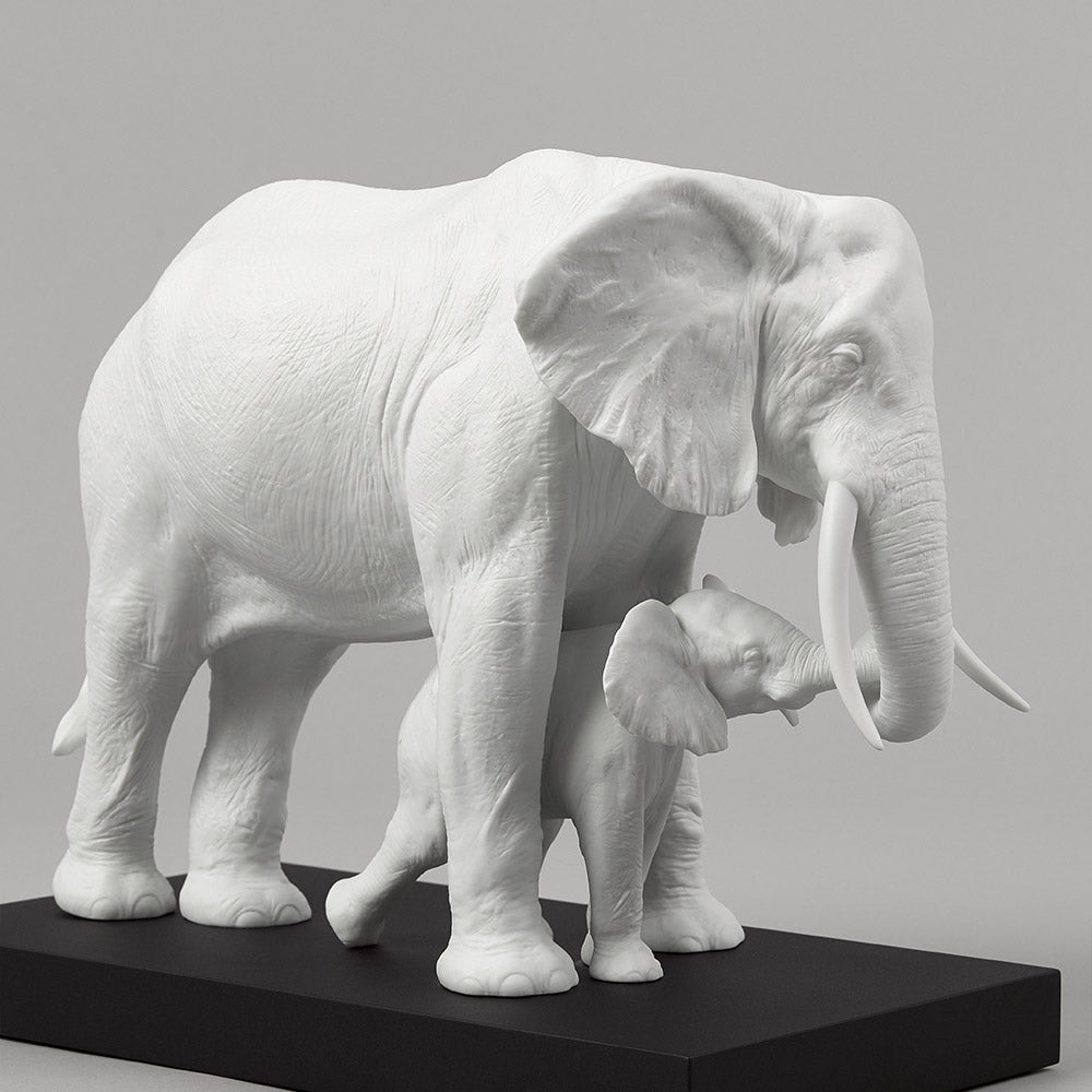 Sculptura alba din portelan, Leading the way by Ernest Massuet - LLADRO Sculptura alba din portelan, Leading the way by Ernest Massuet - LLADRO