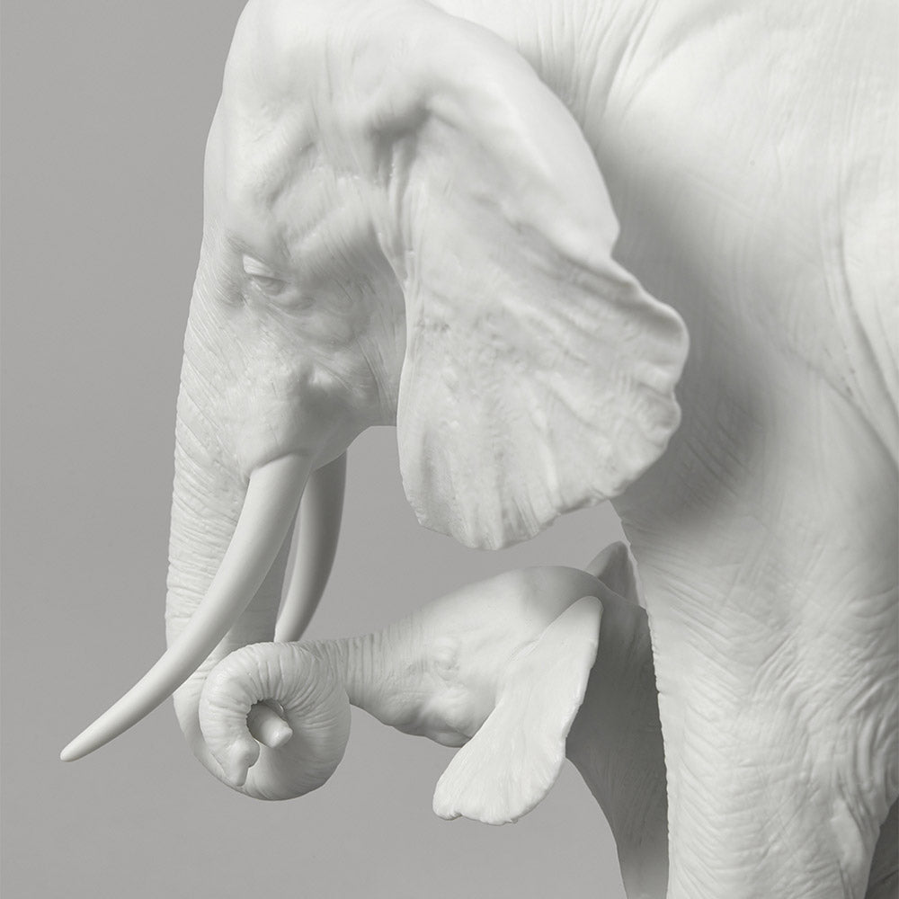 Sculptura alba din portelan, Leading the way by Ernest Massuet - LLADRO Sculptura alba din portelan, Leading the way by Ernest Massuet - LLADRO