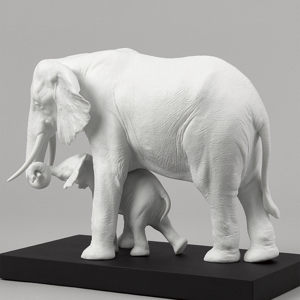 Sculptura alba din portelan, Leading the way by Ernest Massuet - LLADRO Sculptura alba din portelan, Leading the way by Ernest Massuet - LLADRO