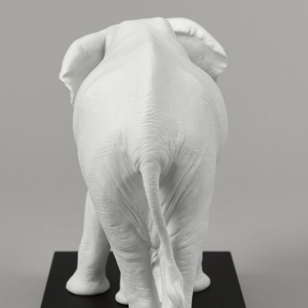 Sculptura alba din portelan, Leading the way by Ernest Massuet - LLADRO Sculptura alba din portelan, Leading the way by Ernest Massuet - LLADRO