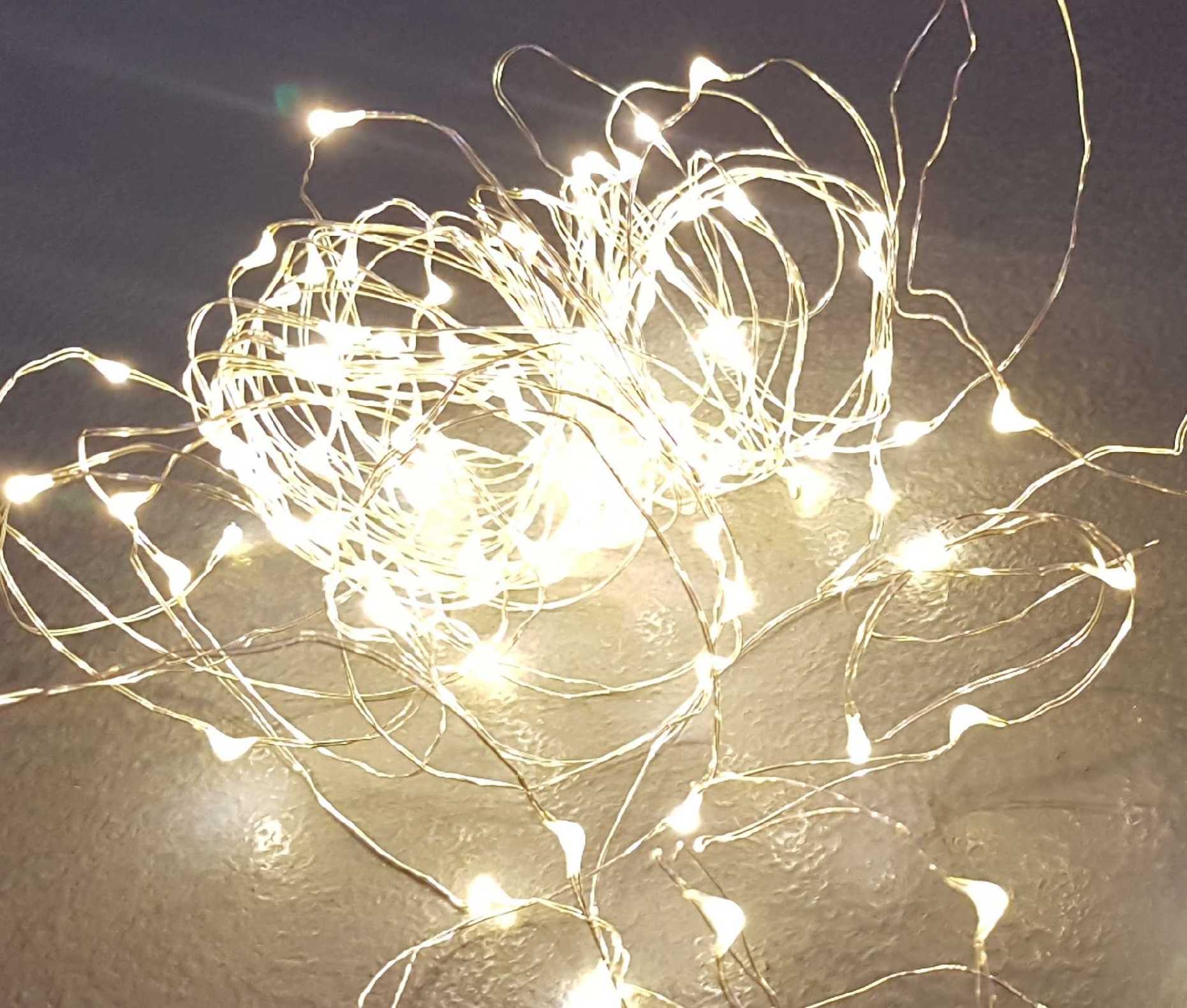 Instalatie cu baterii - 100 leduri, fir transparent, lumina calda alba - SIMONA'S Christmas Instalatie cu baterii - 100 leduri, fir transparent, lumina calda alba - SIMONA'S Christmas