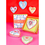 Decoratiune inima din portelan, 9.5 cm, Mamma Mia Pomegranate - BACI MILANO Decoratiune inima din portelan, 9.5 cm, Mamma Mia Pomegranate - BACI MILANO