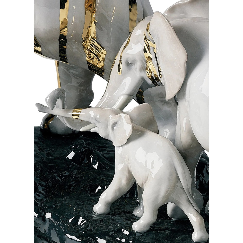 Sculptura din portelan, Elephants on Black Rock by Dept. Diseno y Decoracion - LLADRO Sculptura din portelan, Elephants on Black Rock by Dept. Diseno y Decoracion - LLADRO