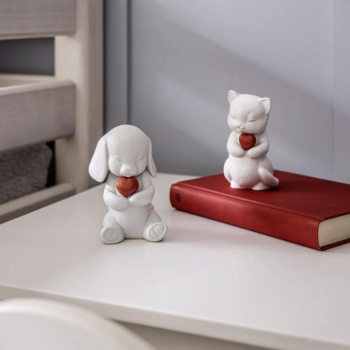 Figurina din portelan, Buddy Caring Puppy by Virginia Gonzalez - LLADRO Figurina din portelan, Buddy Caring Puppy by Virginia Gonzalez - LLADRO