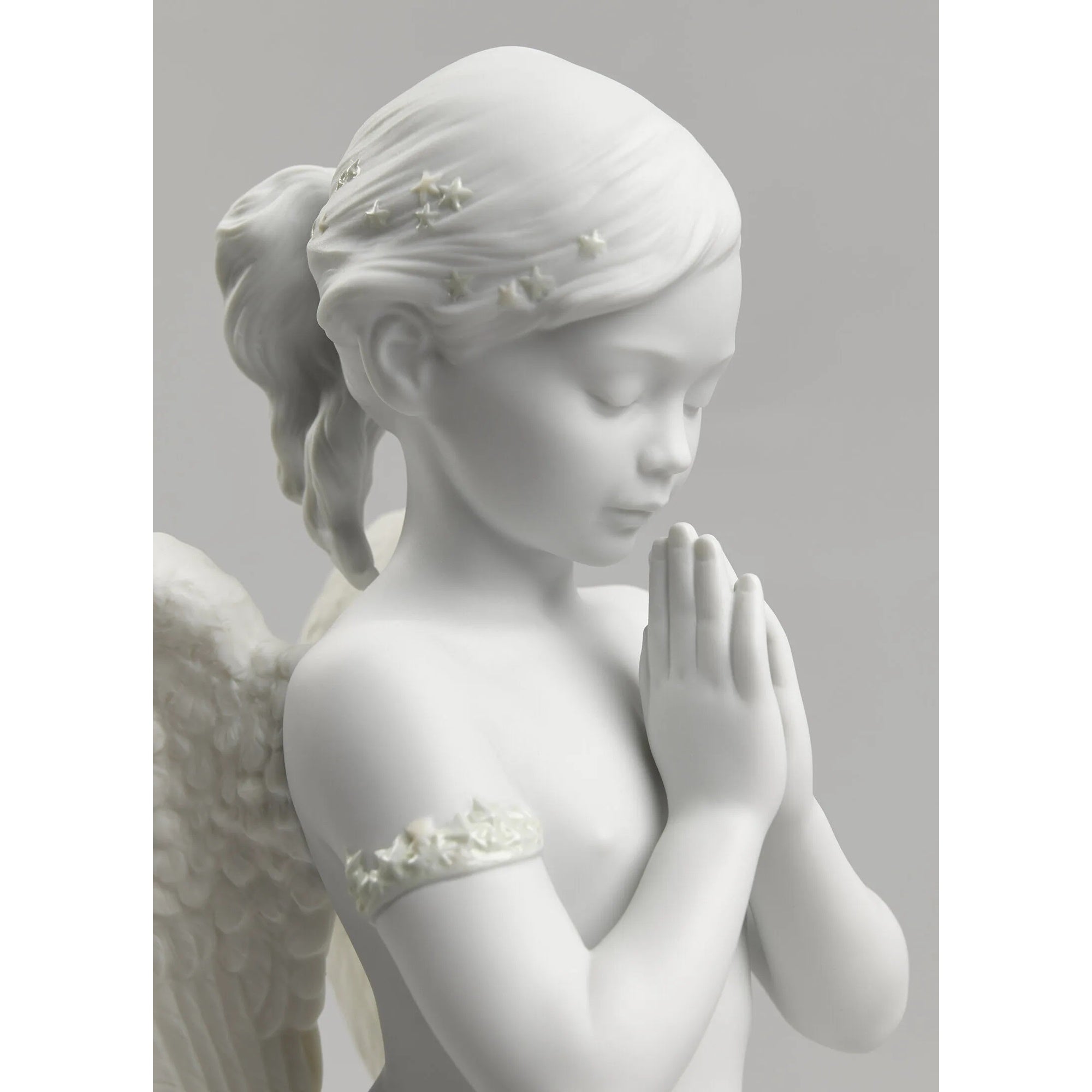 Sculptura din portelan, Heavenly Prayer Angel by Ernest Massuet - LLADRO Sculptura din portelan, Heavenly Prayer Angel by Ernest Massuet - LLADRO