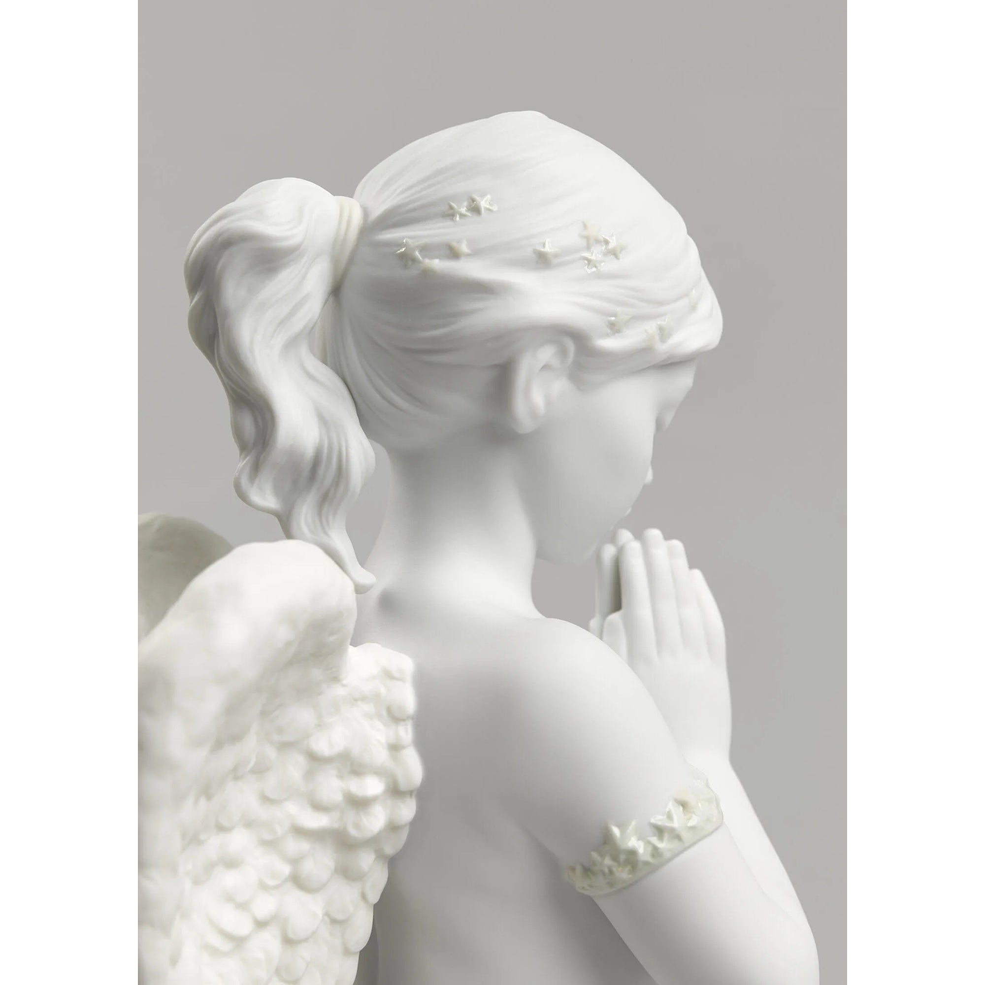 Sculptura din portelan, Heavenly Prayer Angel by Ernest Massuet - LLADRO Sculptura din portelan, Heavenly Prayer Angel by Ernest Massuet - LLADRO