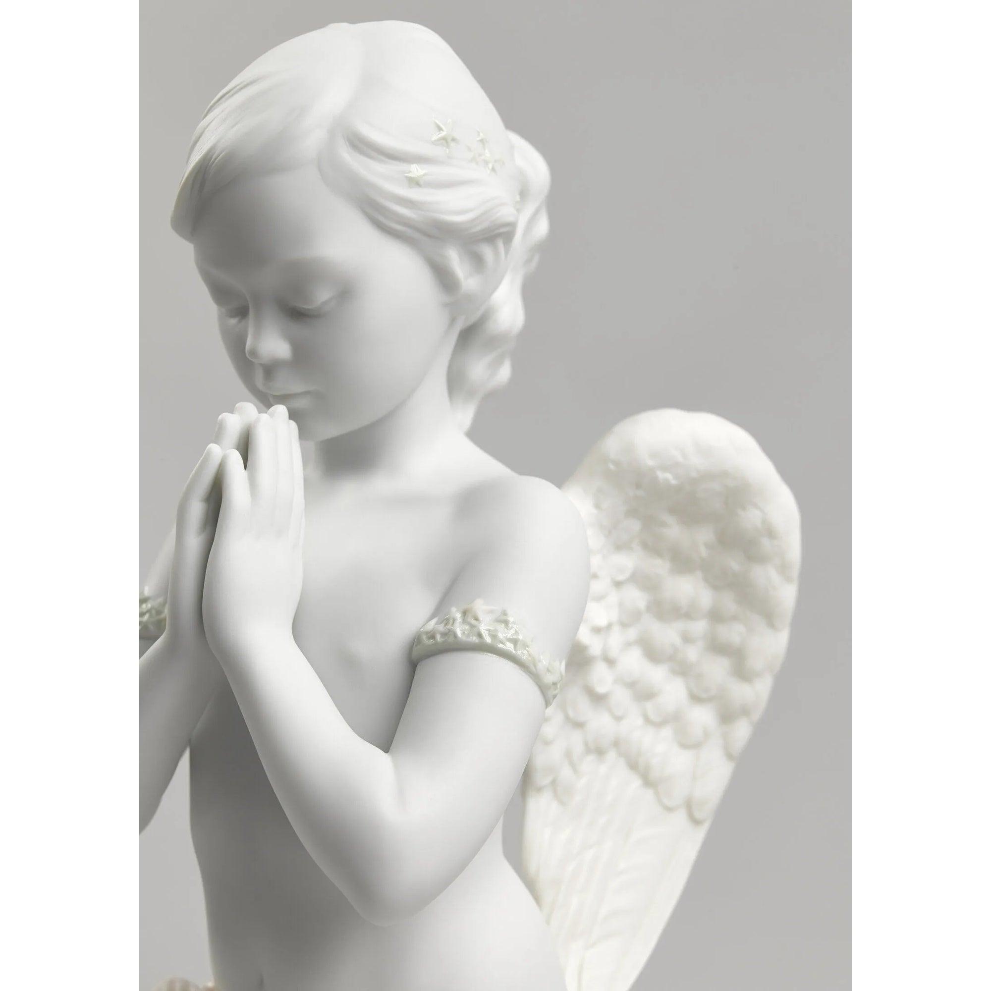 Sculptura din portelan, Heavenly Prayer Angel by Ernest Massuet - LLADRO Sculptura din portelan, Heavenly Prayer Angel by Ernest Massuet - LLADRO