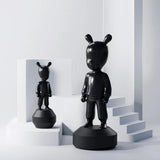 Sculptura din portelan, 30 cm, The Black Guest by Jaime Hayon - LLADRO Sculptura din portelan, 30 cm, The Black Guest by Jaime Hayon - LLADRO