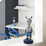 Sculptura din portelan, 30 cm, The Guest by Kzeng Jiang - LLADRO Sculptura din portelan, 30 cm, The Guest by Kzeng Jiang - LLADRO