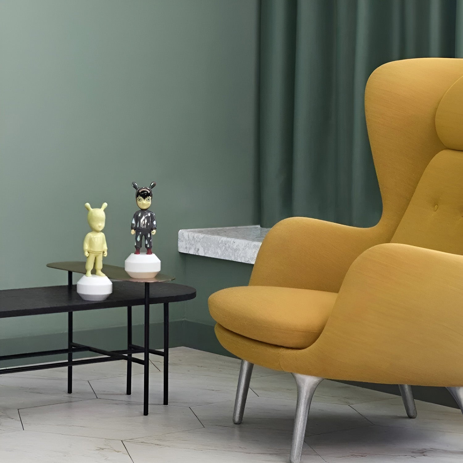 Sculptura din portelan, 30 cm, The Yellow Guest by Jaime Hayon - LLADRO Sculptura din portelan, 30 cm, The Yellow Guest by Jaime Hayon - LLADRO