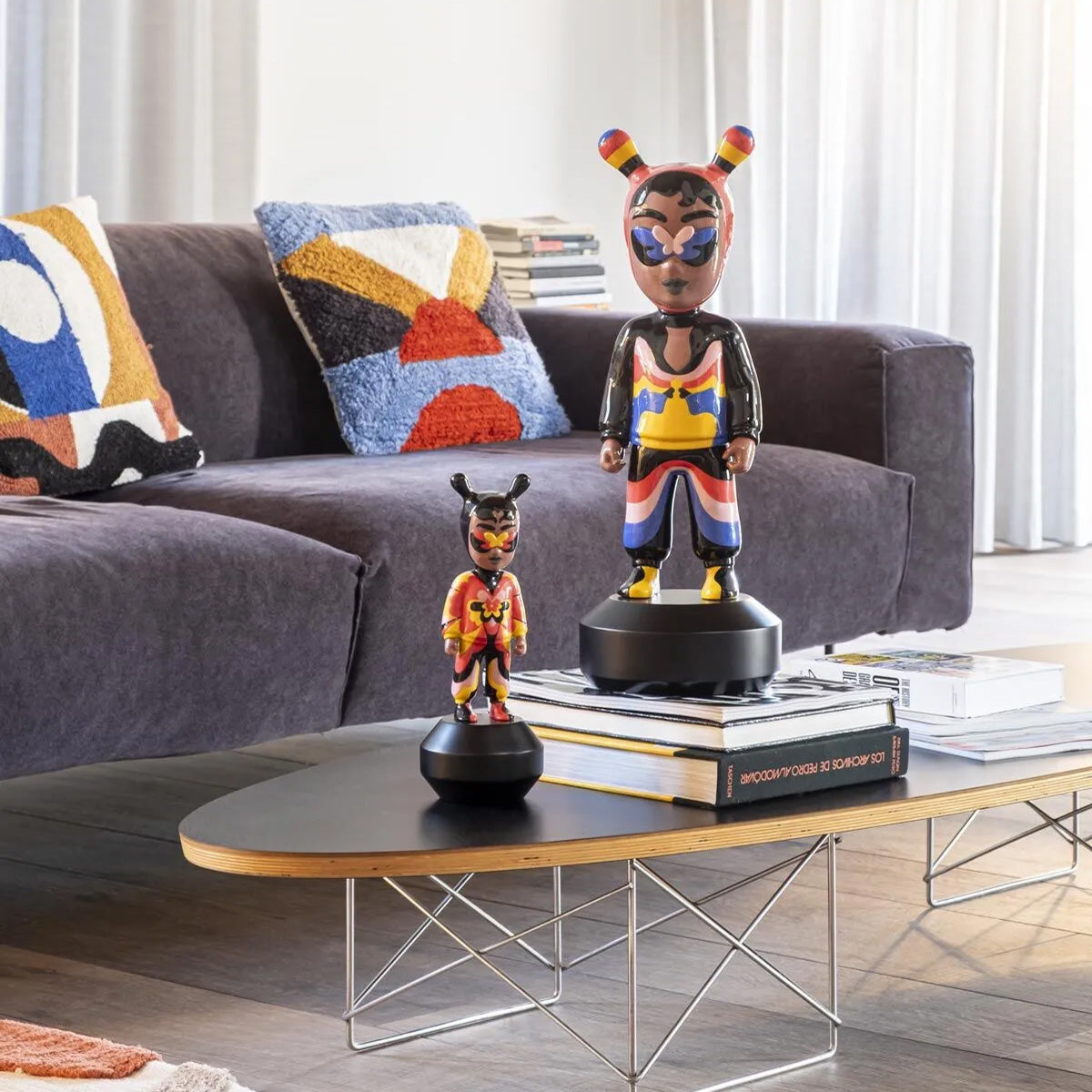 Sculptura din portelan, 52 cm, The Guest by Jade Purple Brown - LLADRO Sculptura din portelan, 52 cm, The Guest by Jade Purple Brown - LLADRO