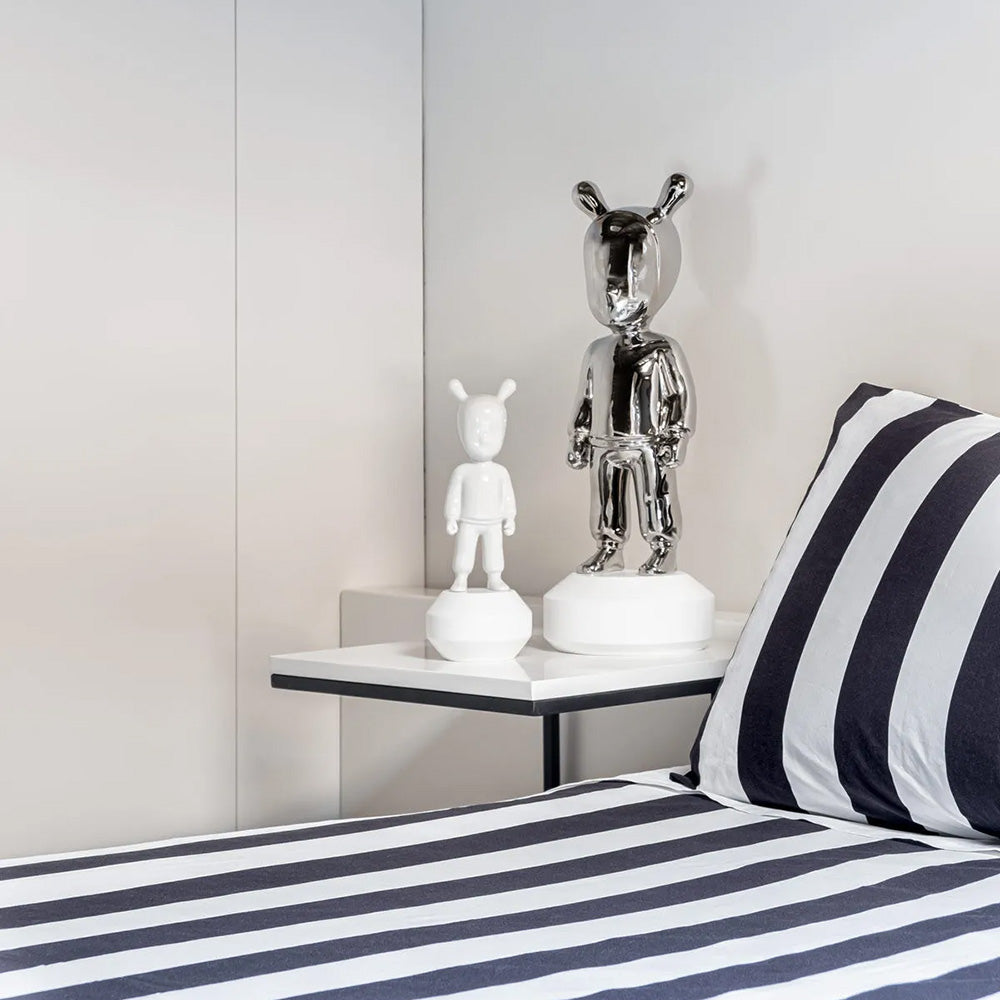 Sculptura din portelan, 52 cm, The Silver Guest by Jaime Hayon - LLADRO Sculptura din portelan, 52 cm, The Silver Guest by Jaime Hayon - LLADRO