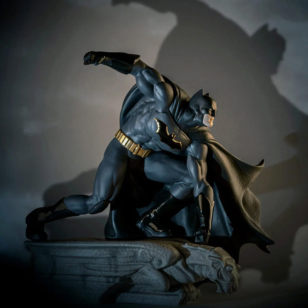 Sculptura din portelan Batman by Eva Maria Cuerva - Editie Limitata - LLADRO Sculptura din portelan Batman by Eva Maria Cuerva - Editie Limitata - LLADRO