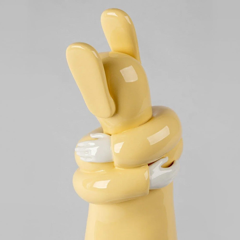 Sculptura din portelan Embraced Yellow by Jaime Hayon - LLADRO Sculptura din portelan Embraced Yellow by Jaime Hayon - LLADRO