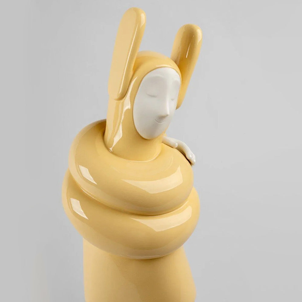 Sculptura din portelan Embraced Yellow by Jaime Hayon - LLADRO Sculptura din portelan Embraced Yellow by Jaime Hayon - LLADRO