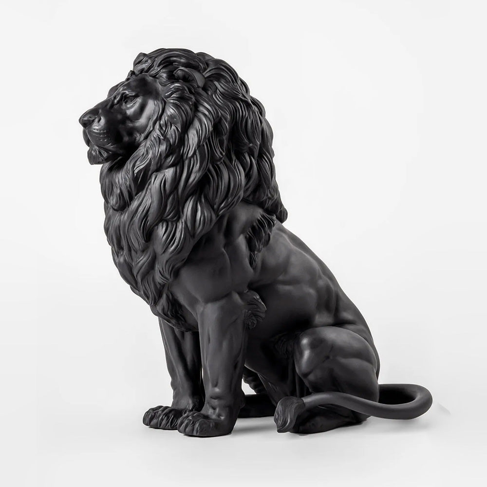 Sculptura din portelan, Matt Black, 43 cm, Majestic Lion by Raul Rubio - LLADRO Sculptura din portelan, Matt Black, 43 cm, Majestic Lion by Raul Rubio - LLADRO
