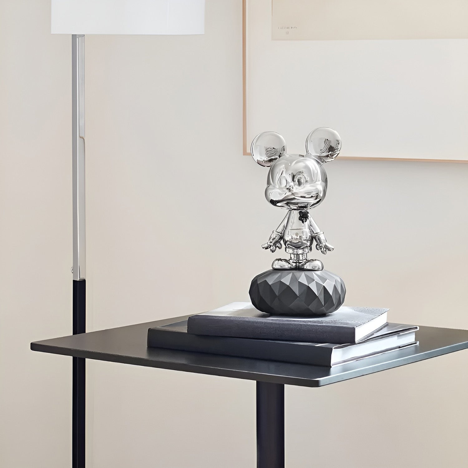 Sculptura din portelan Mickey Mouse Platinum by Eva Maria Cuerva - LLADRO Sculptura din portelan Mickey Mouse Platinum by Eva Maria Cuerva - LLADRO