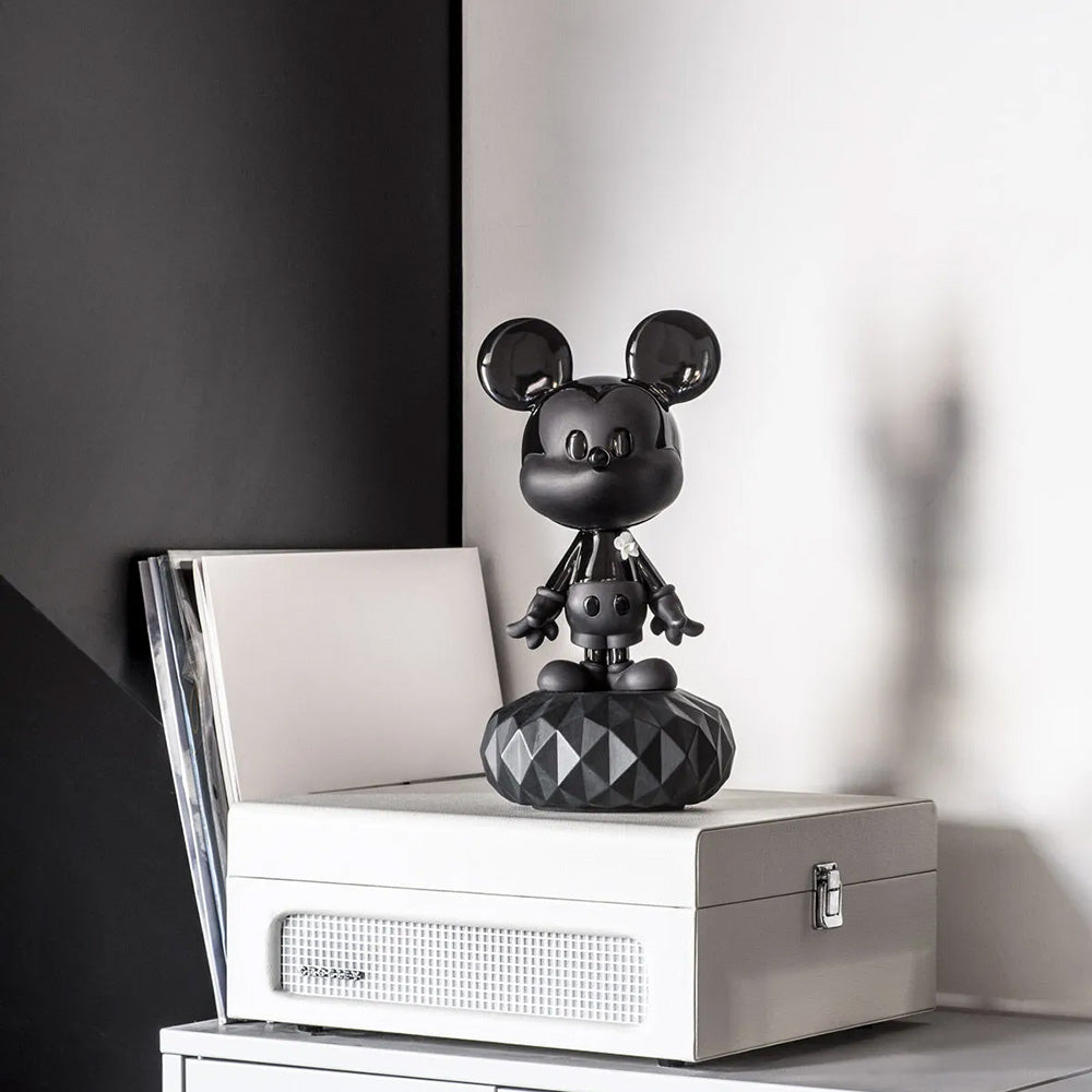 Sculptura din portelan Mickey Mouse Total Black by Eva Maria Cuerva - LLADRO Sculptura din portelan Mickey Mouse Total Black by Eva Maria Cuerva - LLADRO