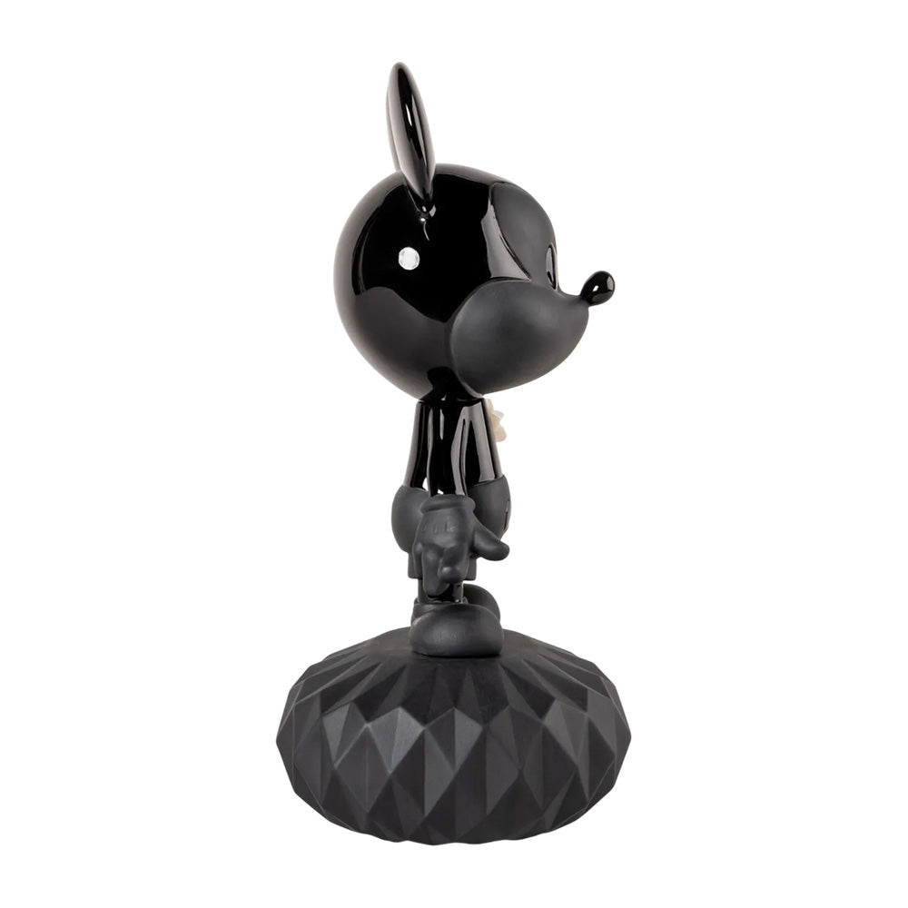 Sculptura din portelan Mickey Mouse Total Black by Eva Maria Cuerva - LLADRO Sculptura din portelan Mickey Mouse Total Black by Eva Maria Cuerva - LLADRO
