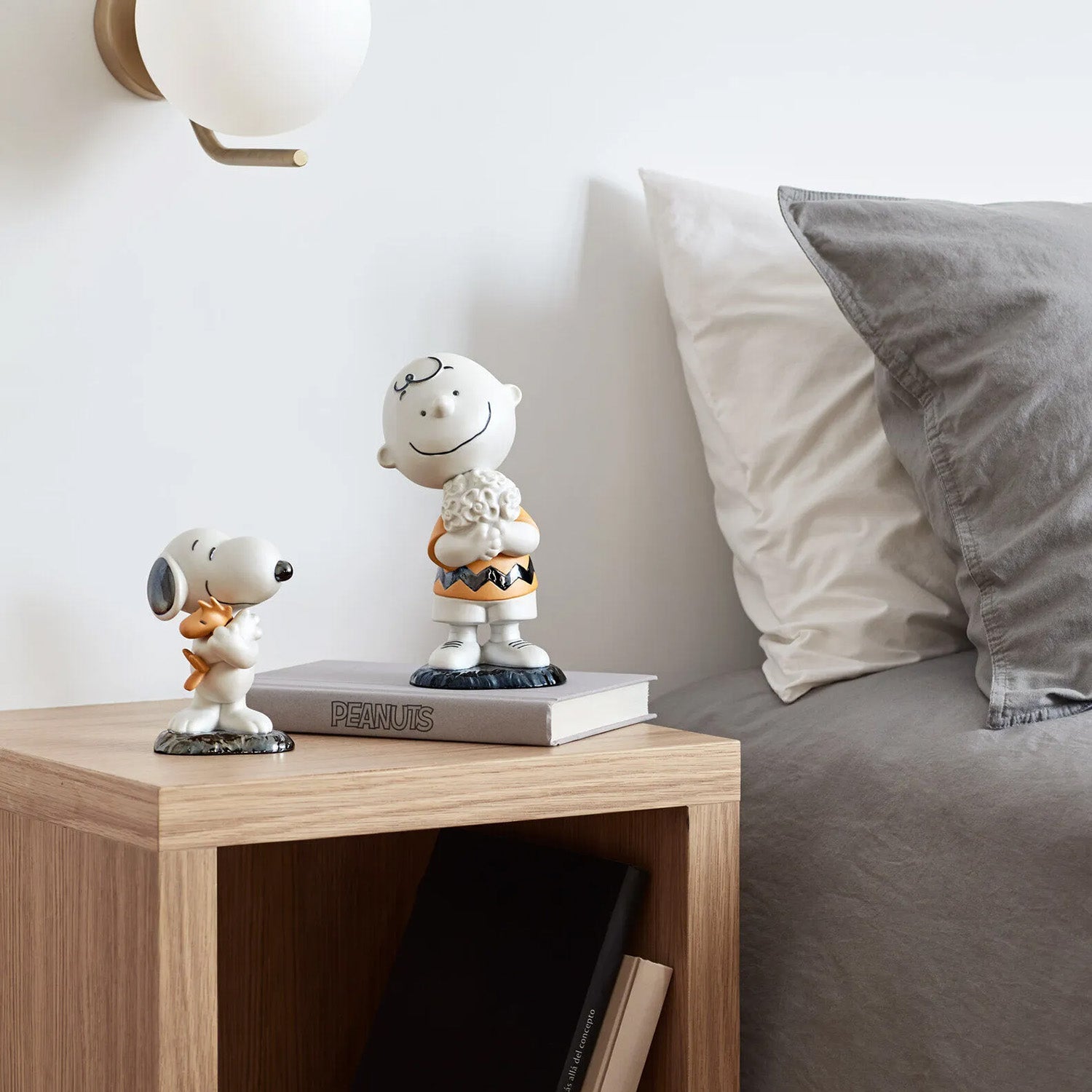Sculptura din portelan Snoopy by Eva Maria Cuerva - LLADRO Sculptura din portelan Snoopy by Eva Maria Cuerva - LLADRO