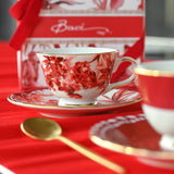 Set 2 cesti pentru cafea si farfurii, portelan, Le Rouge - BACI MILANO Set 2 cesti pentru cafea si farfurii, portelan, Le Rouge - BACI MILANO