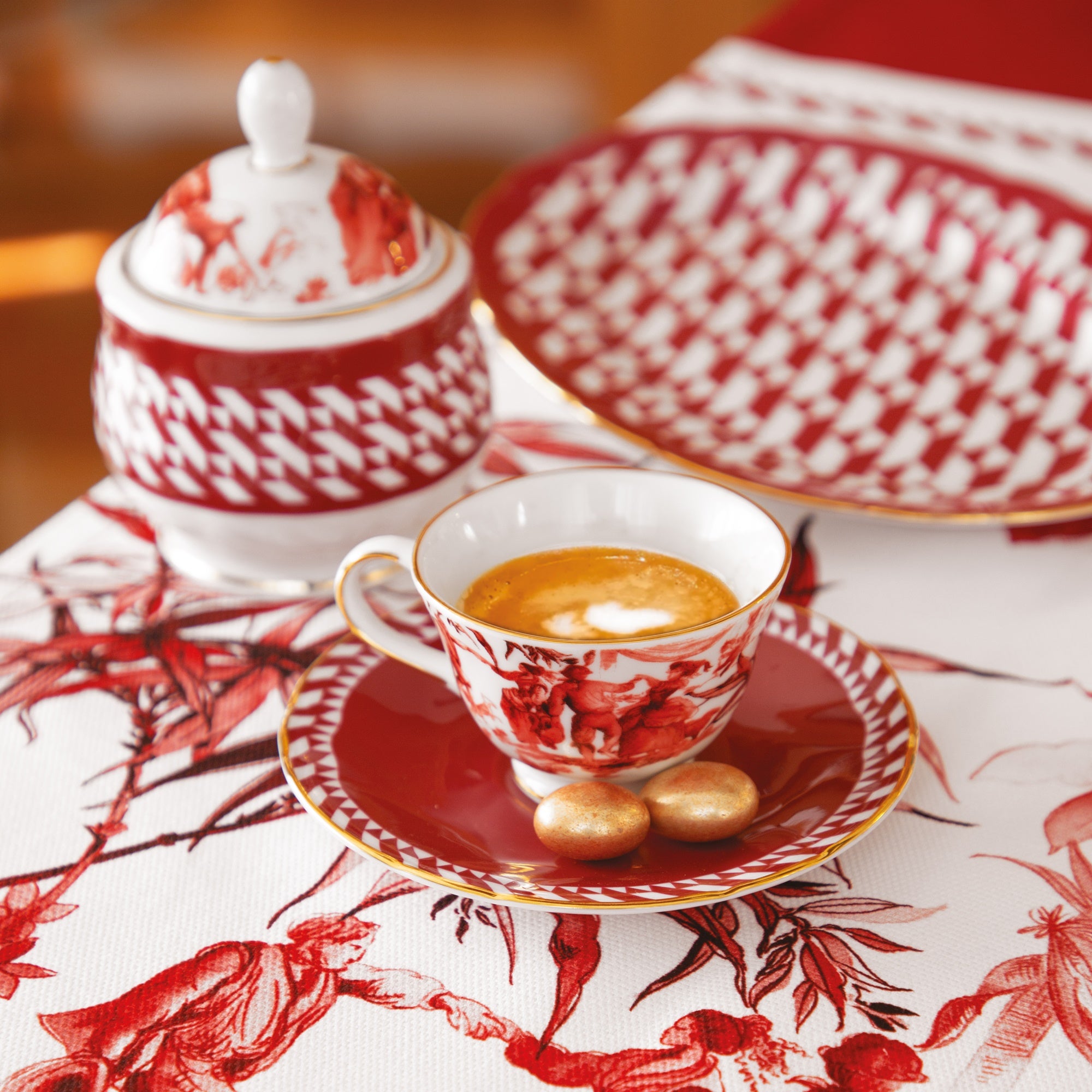 Set 2 cesti pentru cafea si farfurii, portelan, Le Rouge - BACI MILANO Set 2 cesti pentru cafea si farfurii, portelan, Le Rouge - BACI MILANO