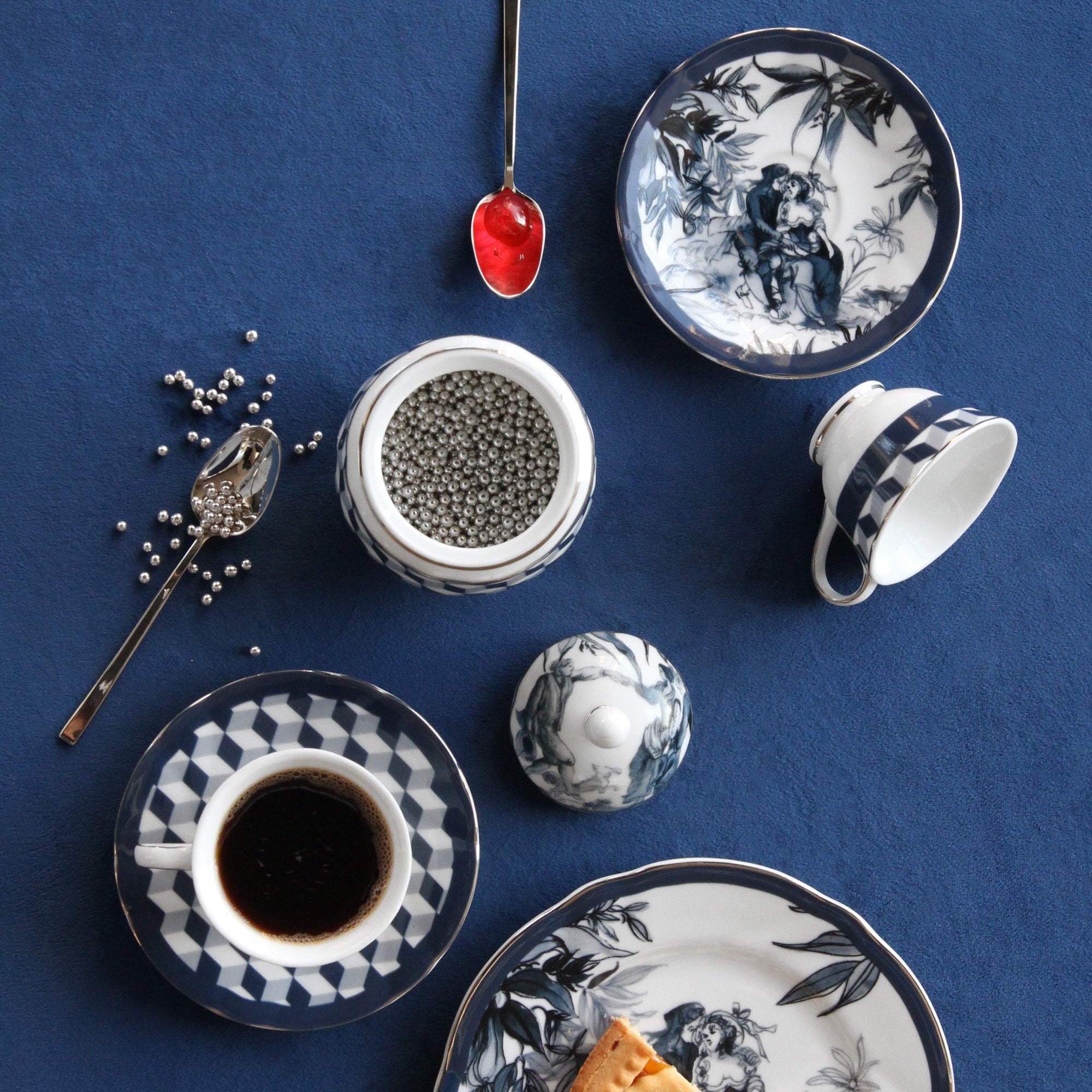 Set 2 cesti pentru cafea si farfurii, portelan, Versailles - BACI MILANO Set 2 cesti pentru cafea si farfurii, portelan, Versailles - BACI MILANO