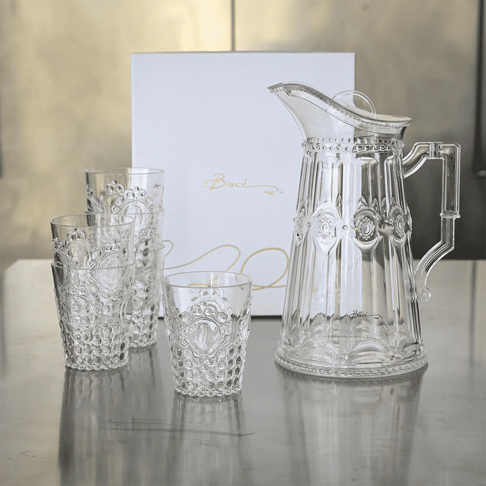 Set 6 pahare pentru apa si carafa 2L, acril transparent, Baroque & Rock Anniversary - BACI MILANO Set 6 pahare pentru apa si carafa 2L, acril transparent, Baroque & Rock Anniversary - BACI MILANO