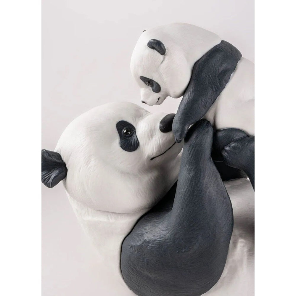 Sculptura din portelan, Mommy Panda by Virginia Gonzalez - LLADRO Sculptura din portelan, Mommy Panda by Virginia Gonzalez - LLADRO