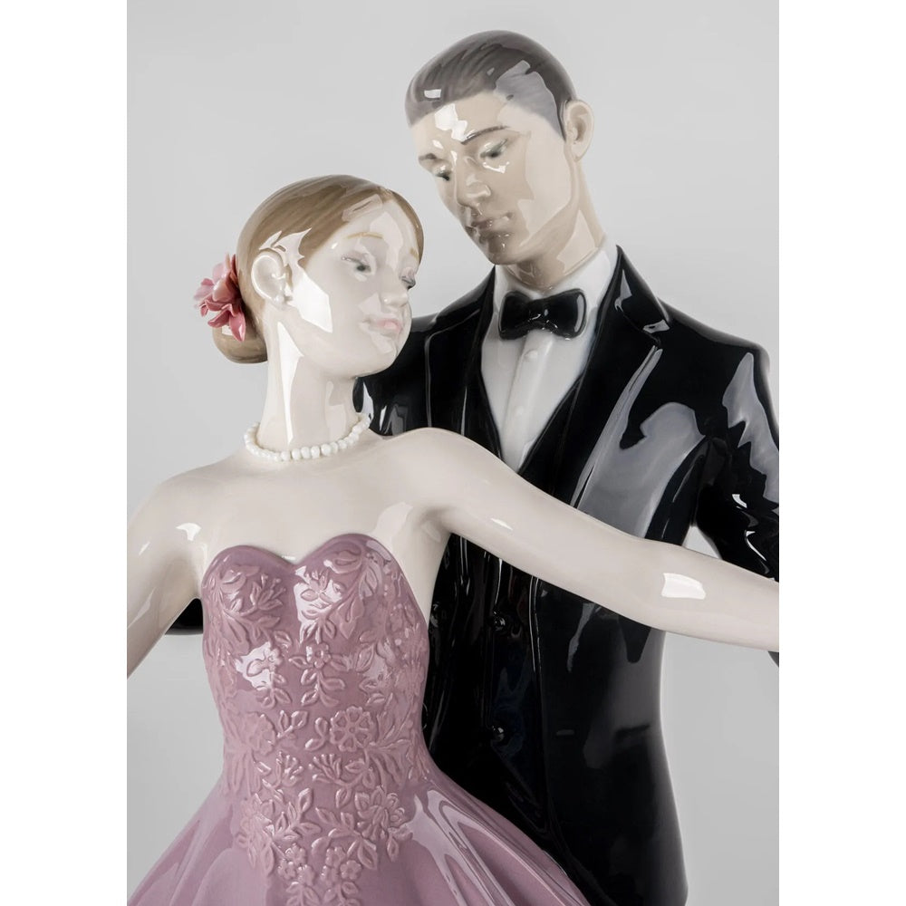 Sculptura din portelan, Anniversary Waltz by Jose Santaeulalia - LLADRO Sculptura din portelan, Anniversary Waltz by Jose Santaeulalia - LLADRO