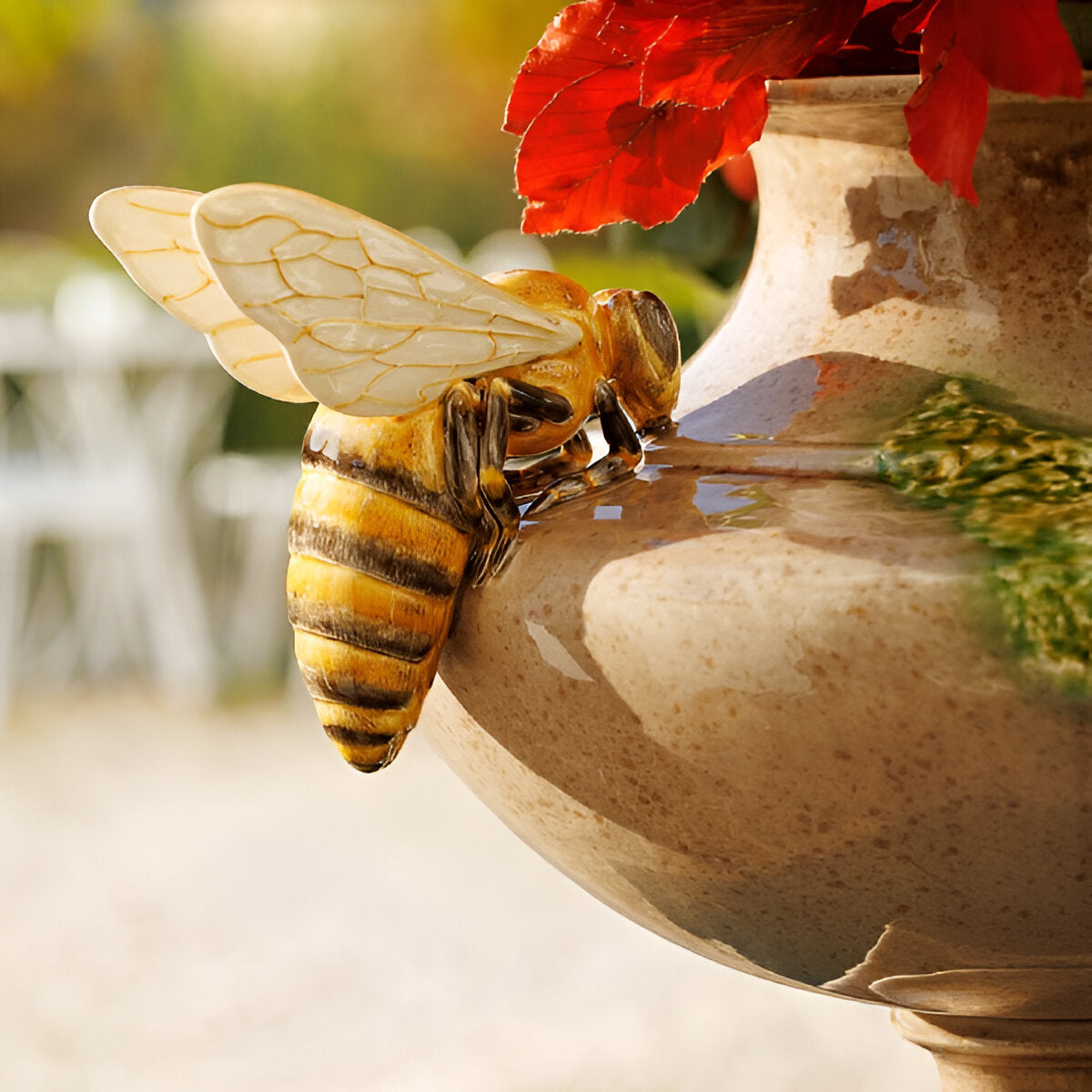 Vaza decorativa Bee, The Meaning - BORDALLO PINHEIRO Vaza decorativa Bee, The Meaning - BORDALLO PINHEIRO