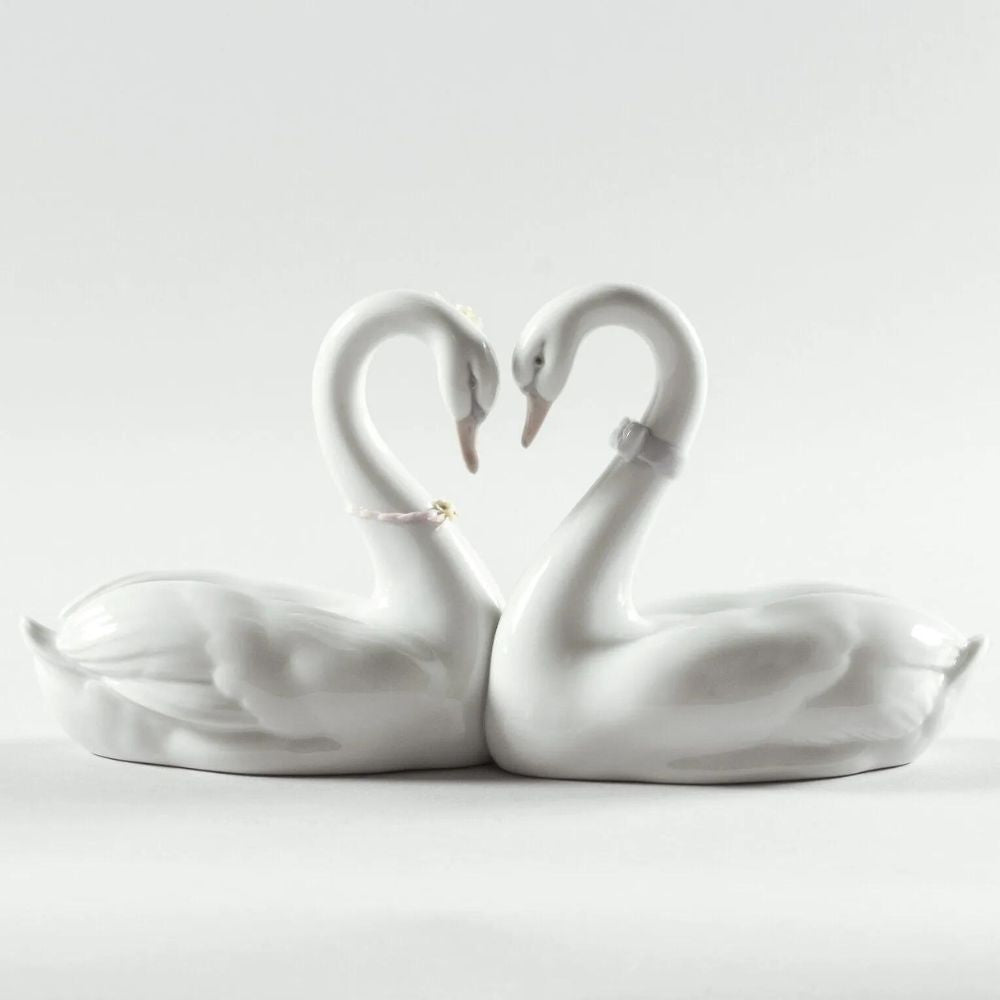 Sculptura din portelan, Endless Love Swans Flowers by Jose Puche - LLADRO