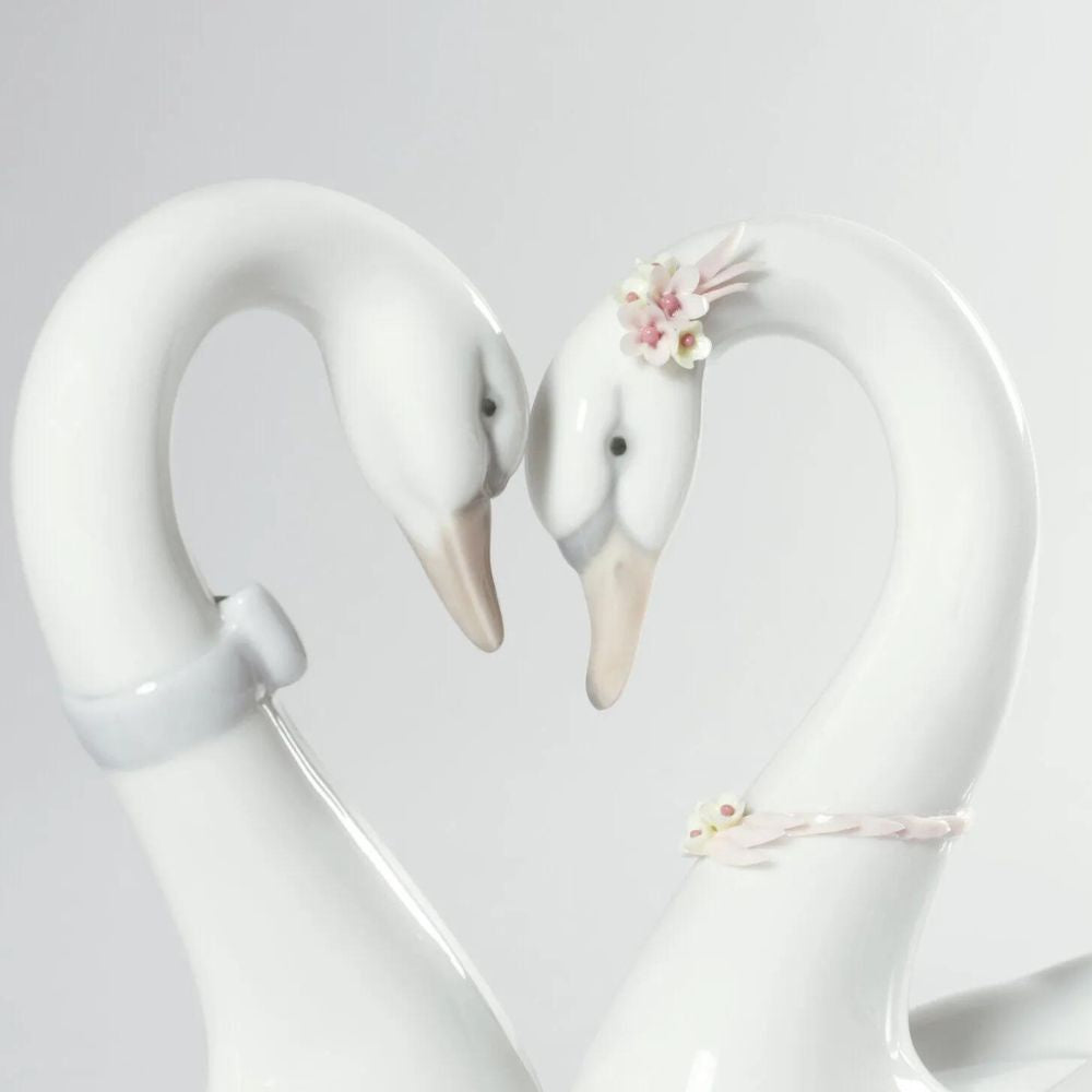 Sculptura din portelan, Endless Love Swans Flowers by Jose Puche - LLADRO